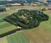 842601 Luchtfoto van fort Vechten (Achterdijk 12) te Bunnik uit het zuiden, met boven de snelweg A12.